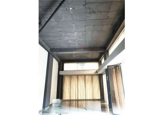 Jepet ambient per zyra me qira prane Pazarit te Ri