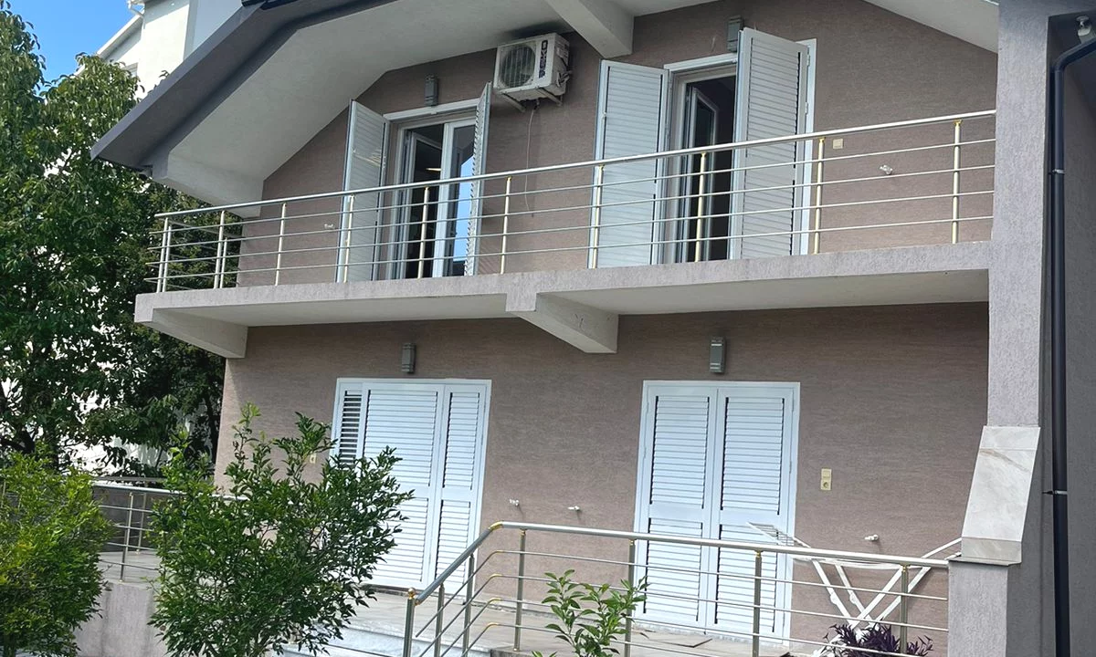 Shtepi me qera Vila Luksoze ne Tirane, 4+1, Mobilimi E mobiluar, Pagesa 1,500  Euro.