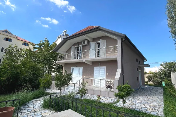 Shtepi me qera Vila Luksoze ne Tirane, 4+1, Mobilimi E mobiluar, Pagesa 1,500  Euro.