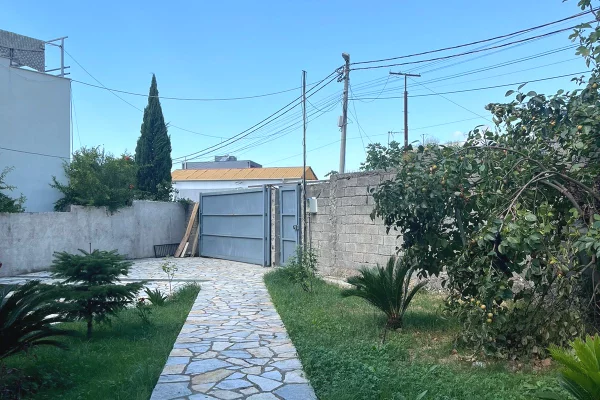 Shtepi me qera Vila Luksoze ne Tirane, 4+1, Mobilimi E mobiluar, Pagesa 1,500  Euro.