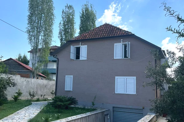 Shtepi me qera Vila Luksoze ne Tirane, 4+1, Mobilimi E mobiluar, Pagesa 1,500  Euro.