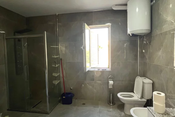 Shtepi me qera Vila Luksoze ne Tirane, 4+1, Mobilimi E mobiluar, Pagesa 1,500  Euro.