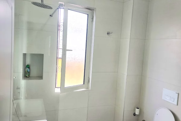 Shtepi me qera Apartament ne Tirane, 3+1, Mobilimi E mobiluar, Pagesa 65,000  Leke.