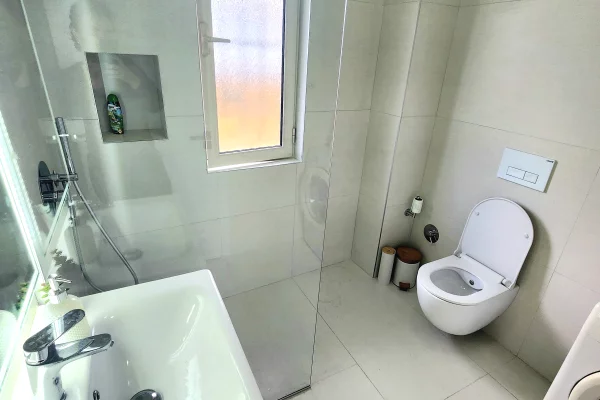 Shtepi me qera Apartament ne Tirane, 3+1, Mobilimi E mobiluar, Pagesa 65,000  Leke.