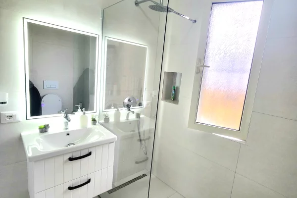 Shtepi me qera Apartament ne Tirane, 3+1, Mobilimi E mobiluar, Pagesa 65,000  Leke.