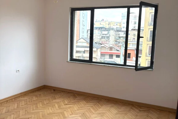Shtepi me qera Apartament ne Tirane, 2+1, Mobilimi Pjeserisht e mobiluar, Pagesa 800  Euro.