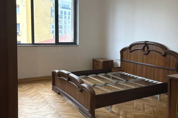 Shtepi me qera Apartament ne Tirane, 2+1, Mobilimi Pjeserisht e mobiluar, Pagesa 800  Euro.