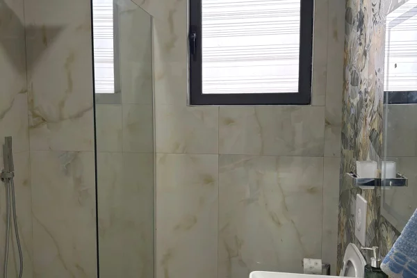 Shtepi me qera Apartament ne Tirane, 2+1, Mobilimi Pjeserisht e mobiluar, Pagesa 800  Euro.