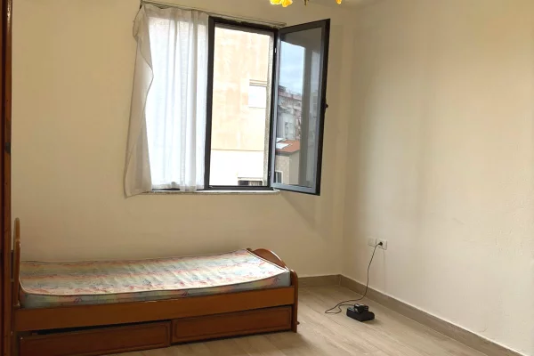 Shtepi me qera Apartament ne Tirane, 2+1, Mobilimi Pjeserisht e mobiluar, Pagesa 800  Euro.