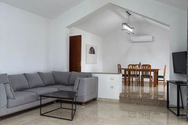 Shtepi me qera Penthose(kati i fundit panoramik) ne Tirane, 5+1, Mobilimi E mobiluar, Pagesa 150,000  Leke.