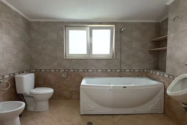 Shtepi me qera Penthose(kati i fundit panoramik) ne Tirane, 5+1, Mobilimi E mobiluar, Pagesa 150,000  Leke.