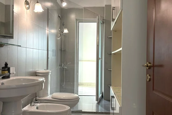 Shtepi me qera Penthose(kati i fundit panoramik) ne Tirane, 5+1, Mobilimi E mobiluar, Pagesa 150,000  Leke.