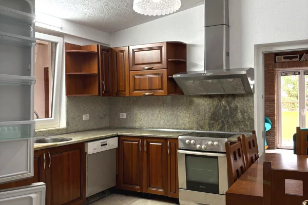 Shtepi me qera Penthose(kati i fundit panoramik) ne Tirane, 5+1, Mobilimi E mobiluar, Pagesa 150,000  Leke.