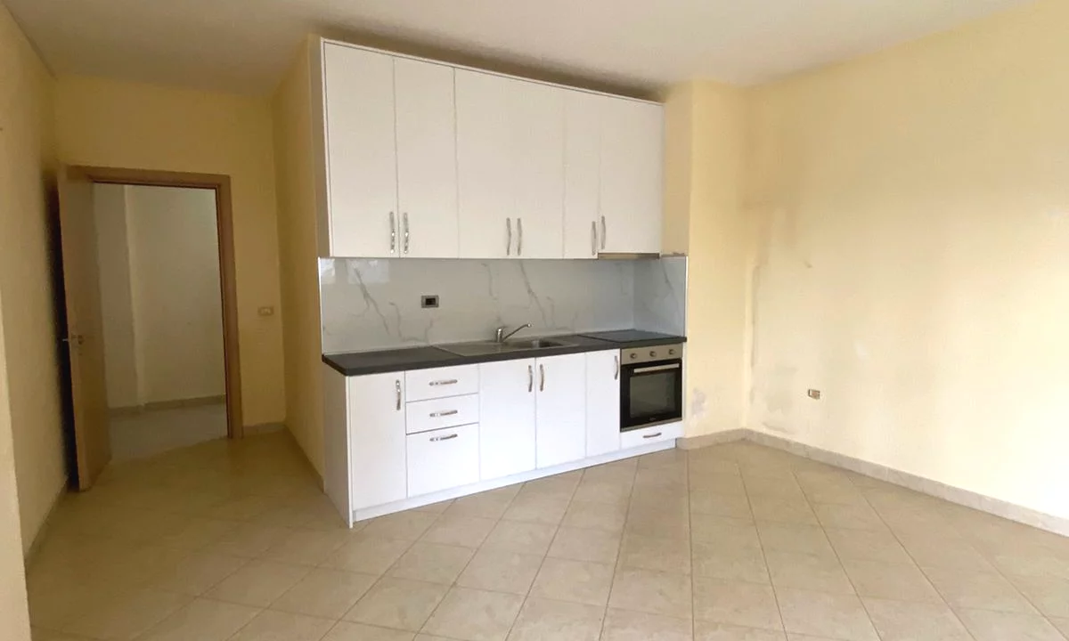 Shtepi me qera Apartament ne Tirane, 2+1, Mobilimi Pjeserisht e mobiluar, Pagesa 300  Euro.