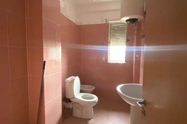 Shtepi me qera Apartament ne Tirane, 2+1, Mobilimi Pjeserisht e mobiluar, Pagesa 300  Euro.