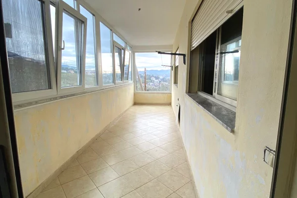 Shtepi me qera Apartament ne Tirane, 2+1, Mobilimi Pjeserisht e mobiluar, Pagesa 300  Euro.