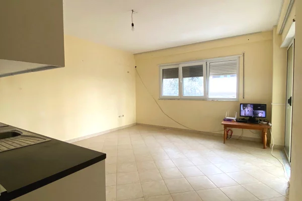 Shtepi me qera Apartament ne Tirane, 2+1, Mobilimi Pjeserisht e mobiluar, Pagesa 300  Euro.