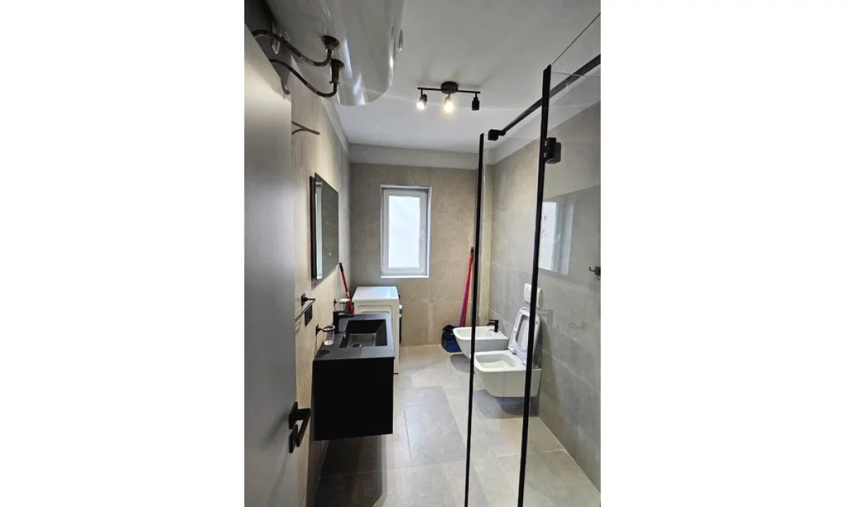 Appartamento in affitto a Tirana 3+1, SemiArredato