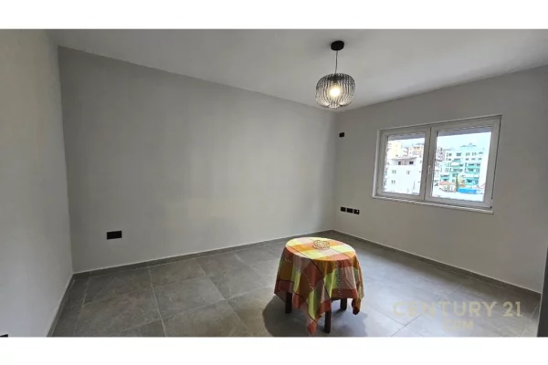 Appartamento in affitto a Tirana 3+1, SemiArredato