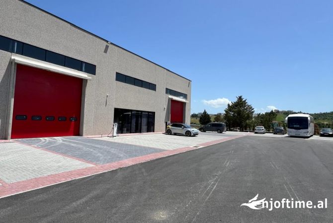 Ambiente Commerciale in Affitto 4+1 a Tirana - 4,800 Euro