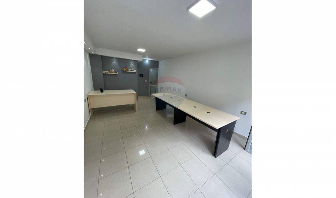 Jepet dyqan me qira tek Rruga e Kavajes