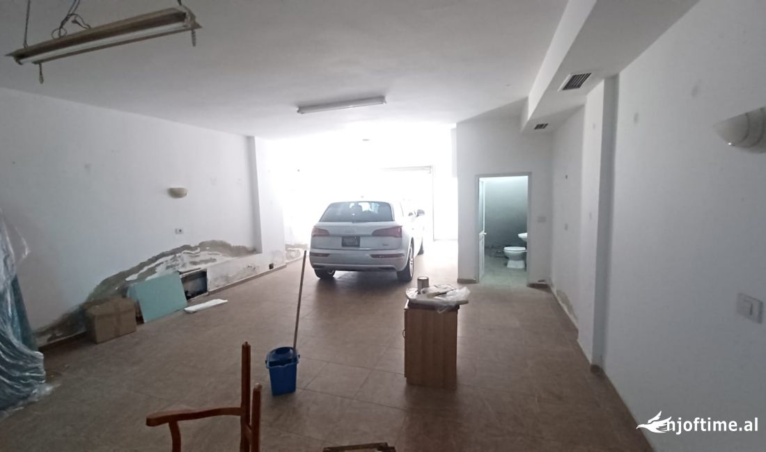 Ne Bllok, Pas Shkolles Petro Nini, Jepet Me Qira Ambient Biznesi Per Veprimtari Te Ndryshme!!!