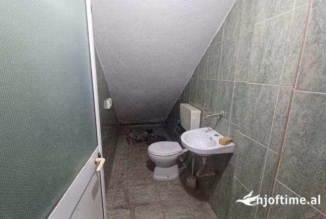 Ambiente Commerciale in Affitto 4+1 a Tirana - 500 Euro