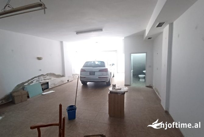 Ambiente Commerciale in Affitto 4+1 a Tirana - 500 Euro