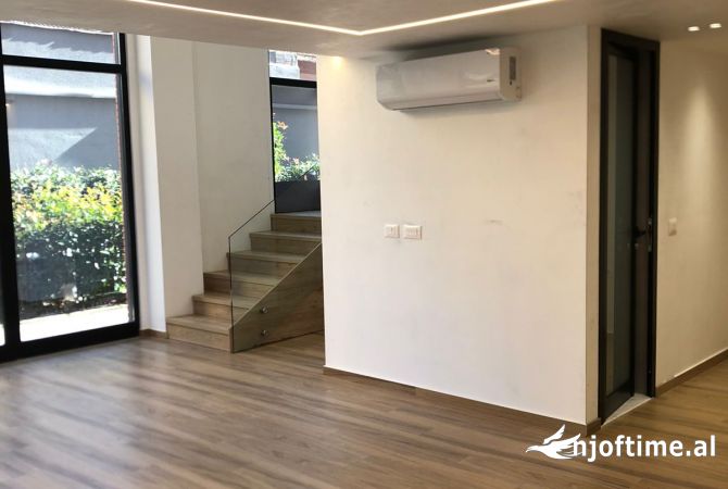 Tek 21 Dhjetori, Jepet Me Qira Ambient Per Zyra I Sapo Investuar !!!