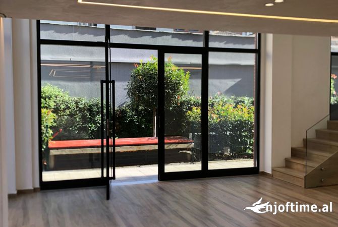 Tek 21 Dhjetori, Jepet Me Qira Ambient Per Zyra I Sapo Investuar !!!