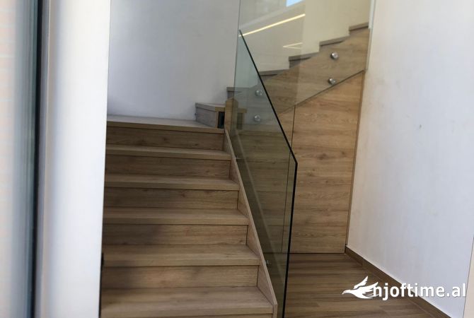 Tek 21 Dhjetori, Jepet Me Qira Ambient Per Zyra I Sapo Investuar !!!