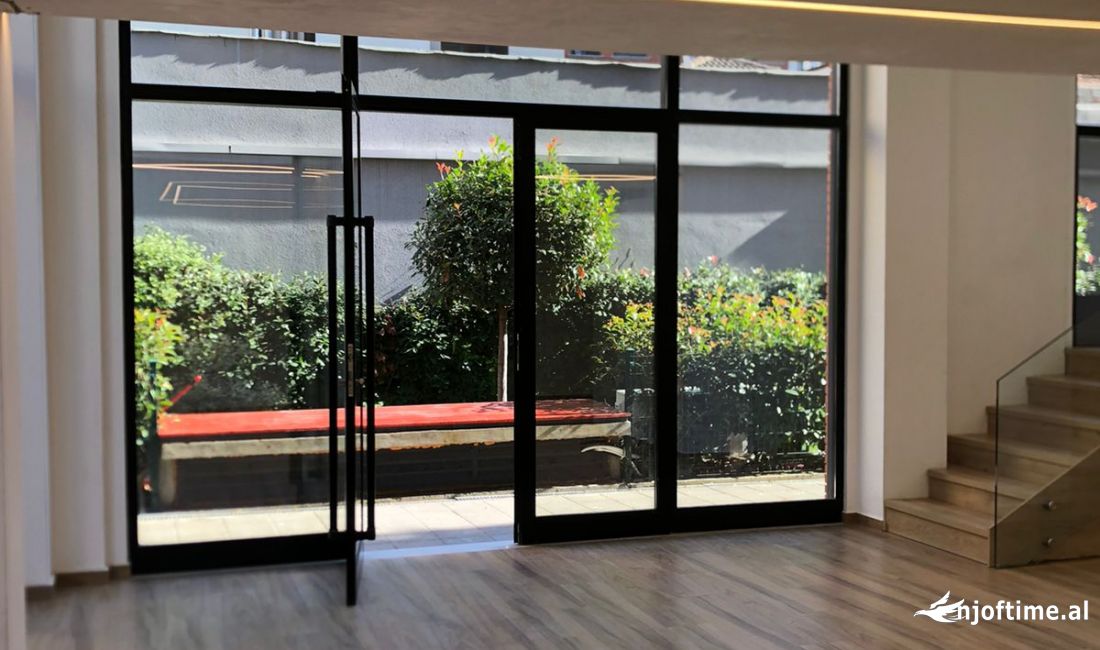 Tek 21 Dhjetori, Jepet Me Qira Ambient Per Zyra I Sapo Investuar !!!