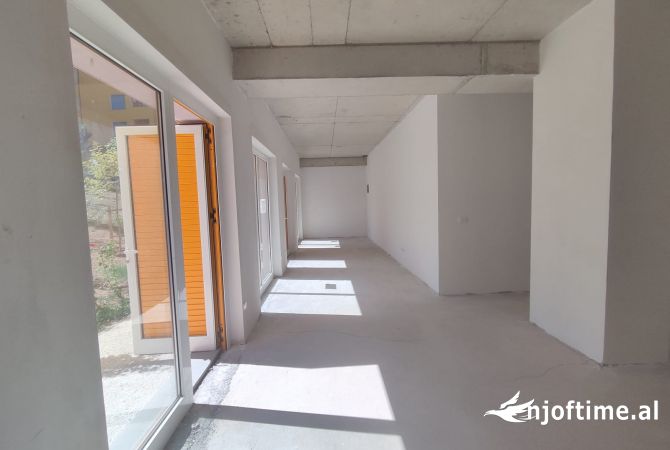 Ne Ali Dem, Te Kompleksi Mangalem 21, Shitet Dyqan Me Cmim Okazion Perfekt Per Investim!