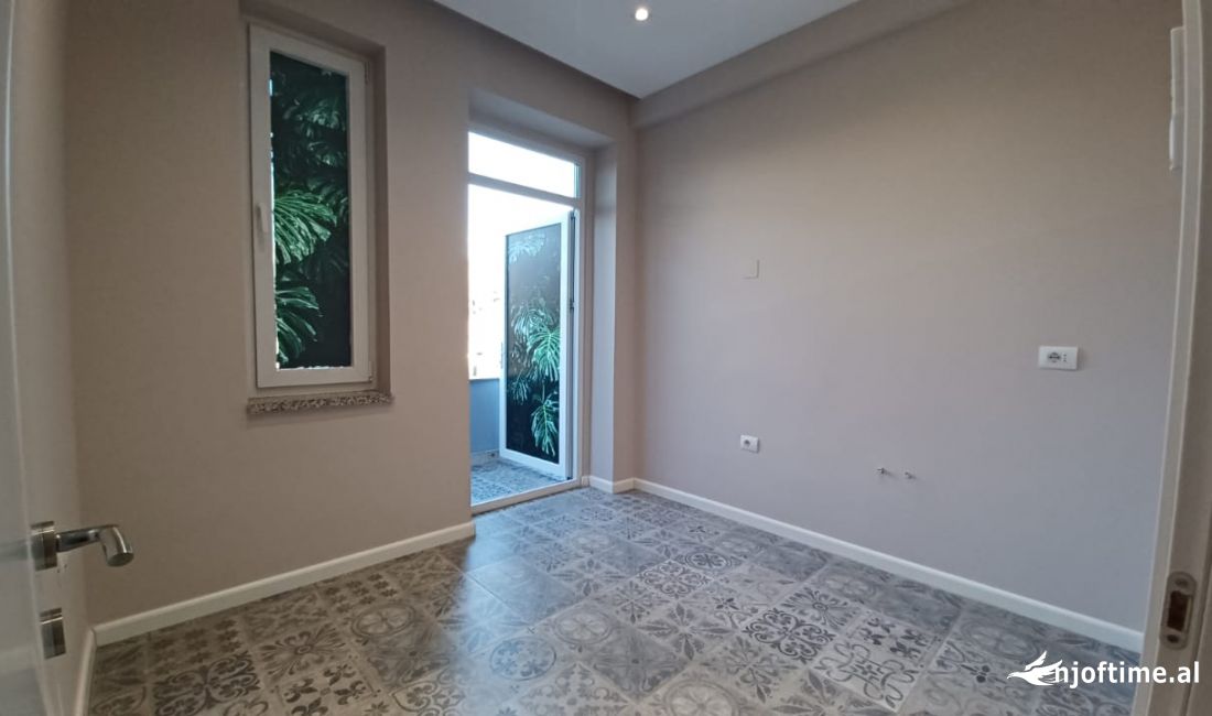 Tek Stadiumi Dinamo, Jepet Me Qira Ambient Per Zyra Buze Rruges Kryesore!!!