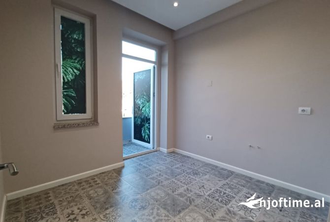 Tek Stadiumi Dinamo, Jepet Me Qira Ambient Per Zyra Buze Rruges Kryesore!!!