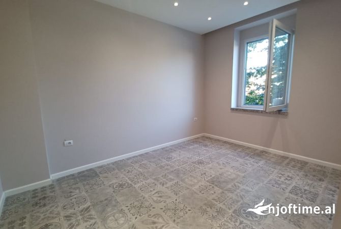 Tek Stadiumi Dinamo, Jepet Me Qira Ambient Per Zyra Buze Rruges Kryesore!!!