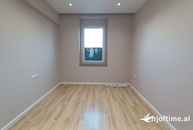 Tek Stadiumi Dinamo, Jepet Me Qira Ambient Per Zyra Buze Rruges Kryesore!!!