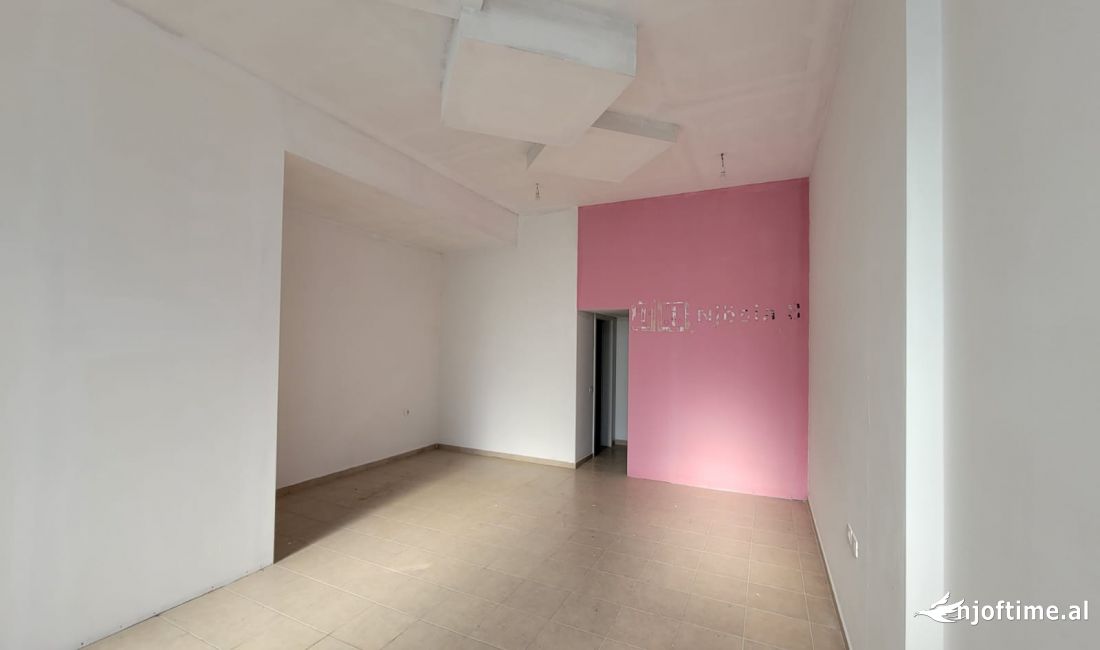 Tek Rruga Siri Kodra, Shitet Ambient Biznesi Ne Katin Zero !! 