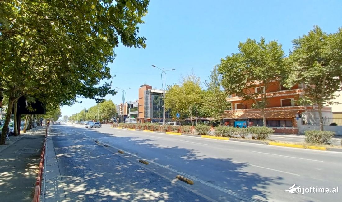 Ne Laprake, Tek Pallatet e Arabit, Shitet Njesi Biznesi Ideal Per Investim!!