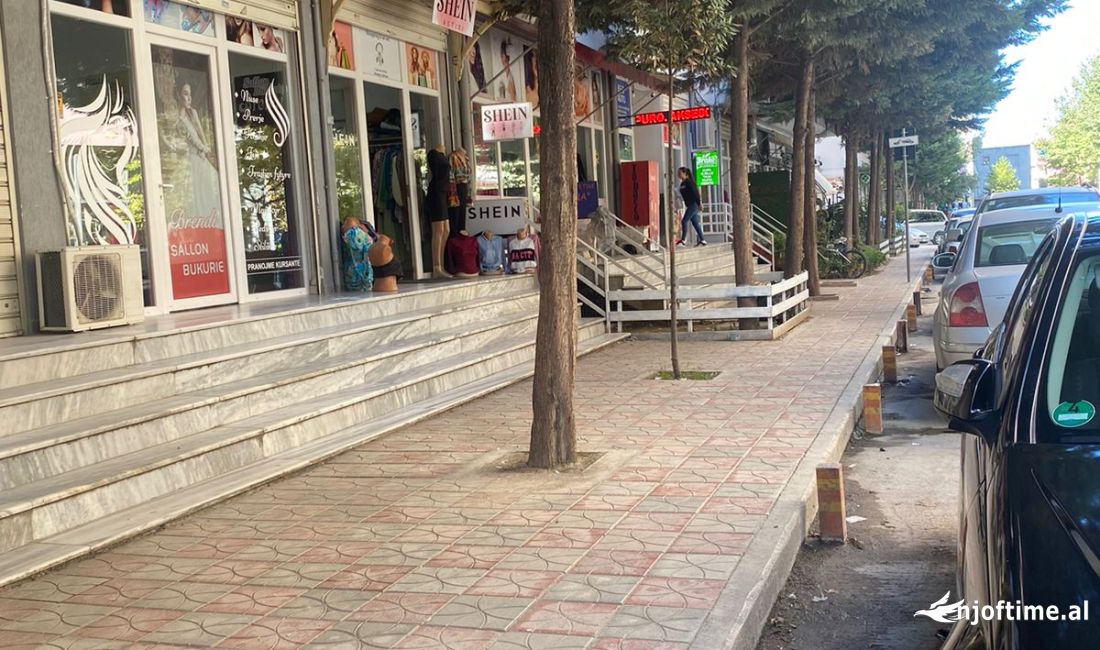 Ne Astir, Shitet Ambient Komercial Me Fasade Nga Rruga Kryesore!