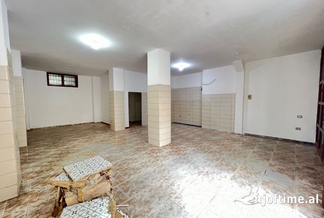 Ambiente Commerciale in Vendita 1+1 a Tirana - 128,000 Euro