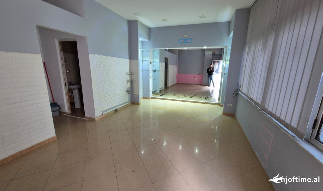 Prane Gjimnazit "Andon Zako Cajupi", Shitet Ambient Biznesi Ne Katin Zero!! 