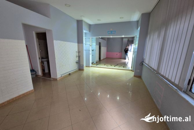 Ambiente Commerciale in Vendita 1+1 a Tirana - 83,000 Euro