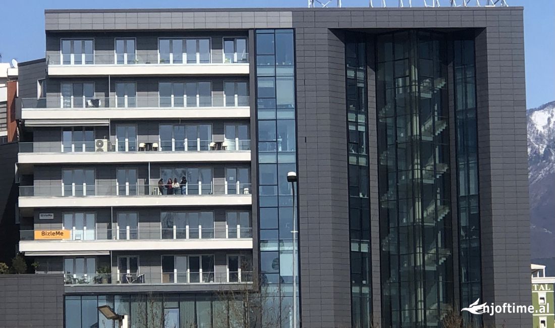 Tek Turdiu Center, Jepet Ambient Per Zyra Me Qira Me Fasade Xhami !