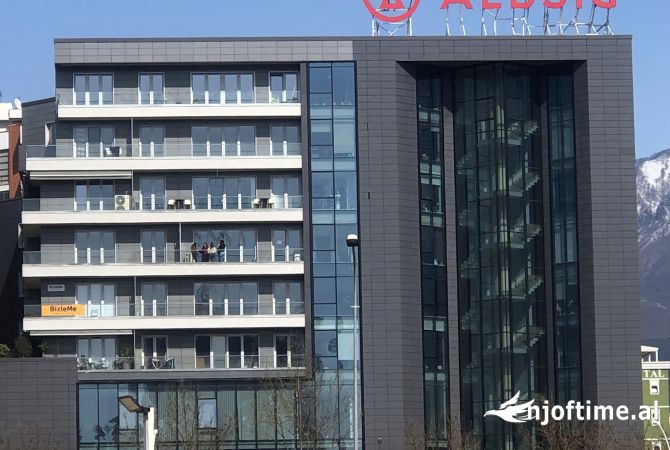 Ambiente Commerciale in Affitto 3+1 a Tirana - 2,000 Euro