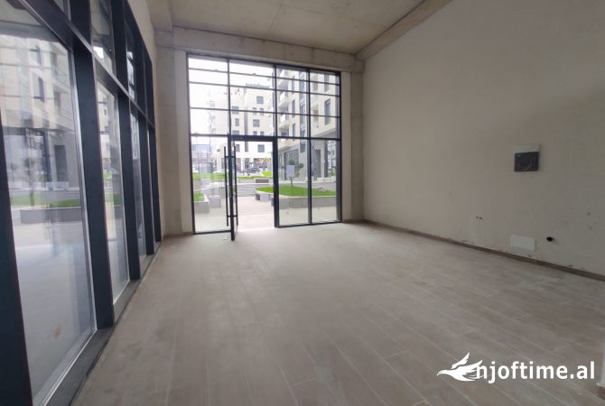 Ambiente Commerciale in Affitto 1+1 a Tirana - 3,200 Euro