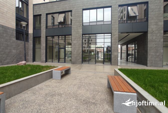 Ambiente Commerciale in Affitto 1+1 a Tirana - 3,200 Euro