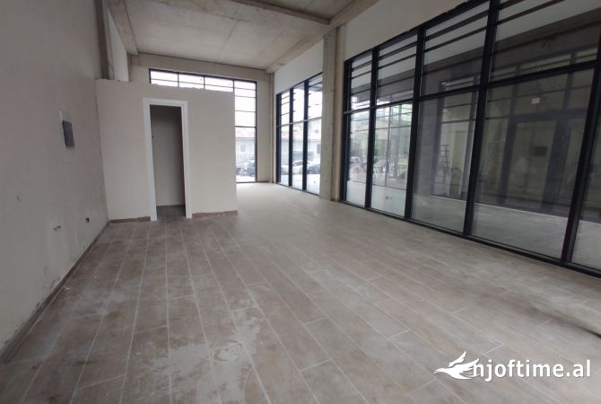 Ambiente Commerciale in Affitto 1+1 a Tirana - 3,200 Euro