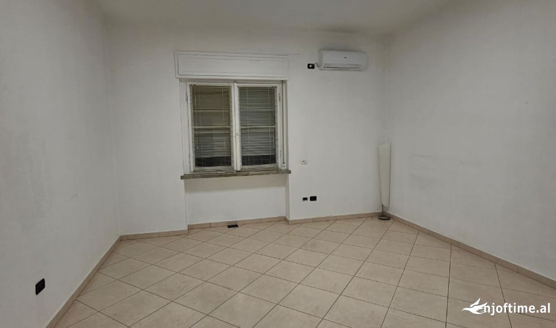 Prane Stadiumit Dinamo, Jepet Me Qira Ambient Per Zyra Me Mundesi Brandimi!