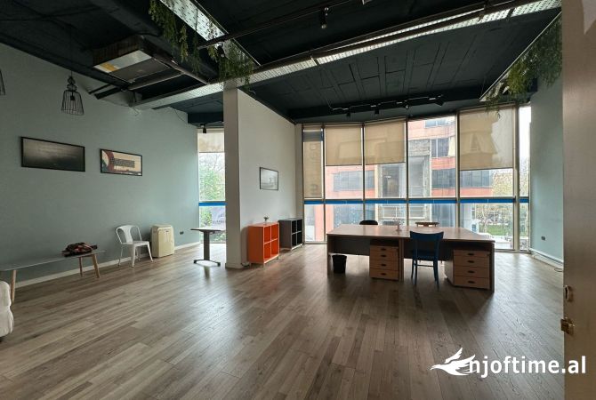 Tek Myslym Shyri, Japet me Qira Ambient Me Pamje Nga Rruga Kryesore!